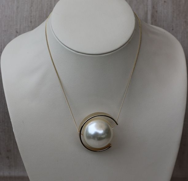 Jewelry VCExclusives: Large Pearl in Gold Cresent