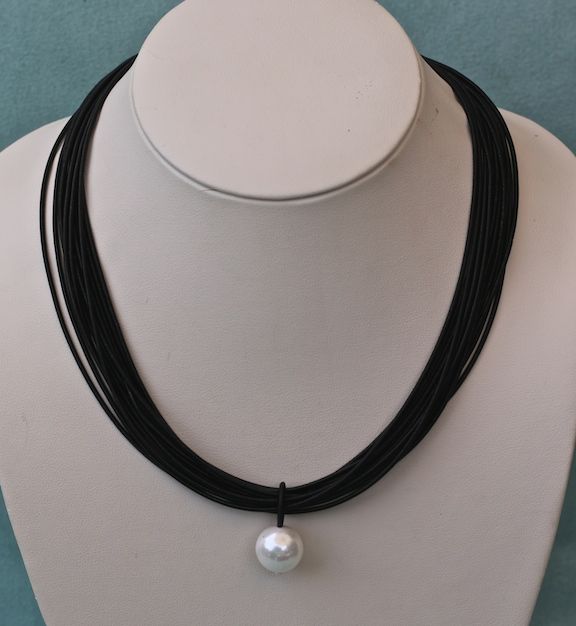 Jewelry VCExclusives: Single Pearl Drop With Black