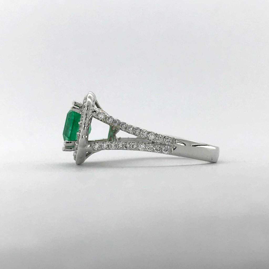 American Jewelry 14k White Gold .75ctw Diamond 2.05ct Columbian Emerald Halo Split Shank Ring (Size 6.5)