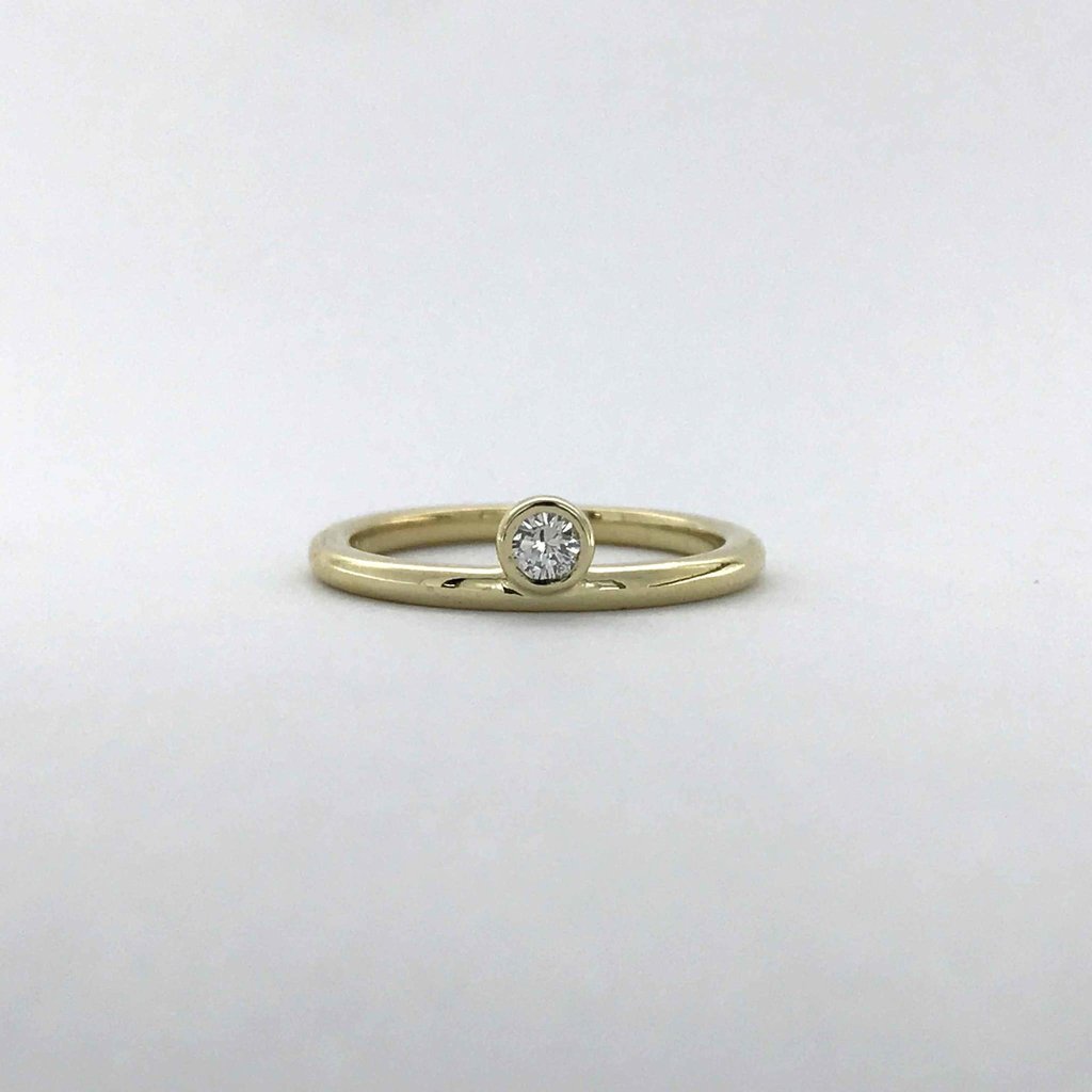 American Jewelry 14k Yellow Gold 0.10ct Diamond Asymmetrical Bezel Stackable Ring (Size 7)
