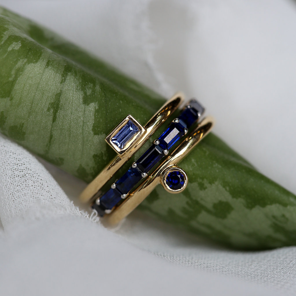 American Jewelry 14k Yellow Gold 0.13ct Blue Sapphire Bezel Asymmetrical Stackable Ring (Size 7)