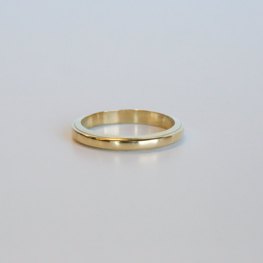 American Jewelry 14K Yellow Gold 2.6mm Band (Size 5)