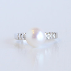 American Jewelry 14K White Gold 9.5mm Akoya Pearl and 0.12ctw Diamond Ring (Size 7)