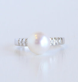 American Jewelry 14K White Gold 9.5mm Akoya Pearl and 0.12ctw Diamond Ring (Size 7)