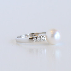 American Jewelry 14K White Gold 9.5mm Akoya Pearl and 0.12ctw Diamond Ring (Size 7)