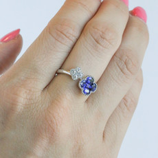 American Jewelry 18K White Gold 0.89ctw Sapphire & 0.20ctw Diamond Clover Asymmetric Ring (Size 6.25)