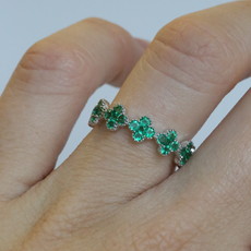 American Jewelry 18K White Gold 0.63ctw Emerald Clover Ring (Size 6.5)