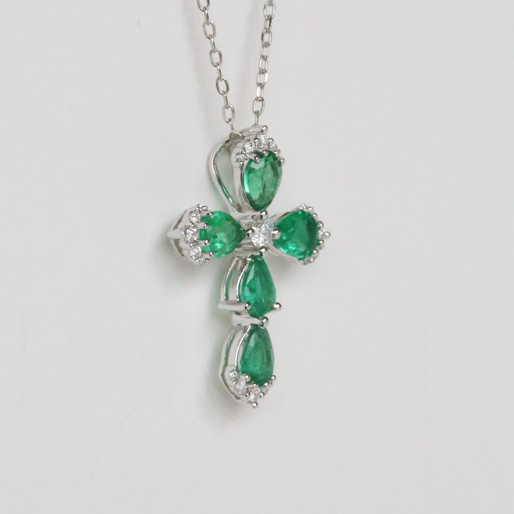 American Jewelry 18K White Gold 1.31ctw Emerald & 0.19ctw Diamond Cross Pendant (18")