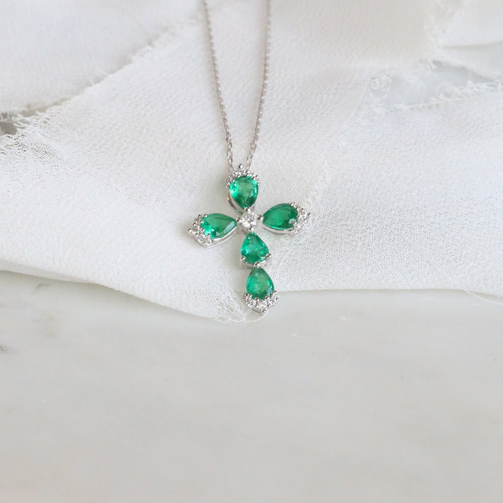 American Jewelry 18K White Gold 1.31ctw Emerald & 0.19ctw Diamond Cross Pendant (18")