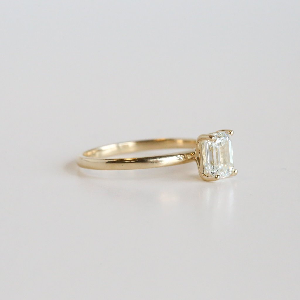 American Jewelry 14K Yellow Gold 1.00ct G/VVS1 Emerald Cut Diamond Solitaire Engagement Ring (Size 7)