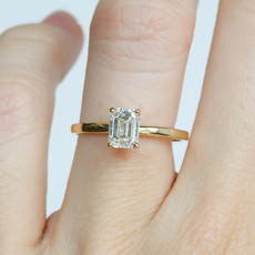 American Jewelry 14K Yellow Gold 1.00ct G/VVS1 Emerald Cut Diamond Solitaire Engagement Ring (Size 7)