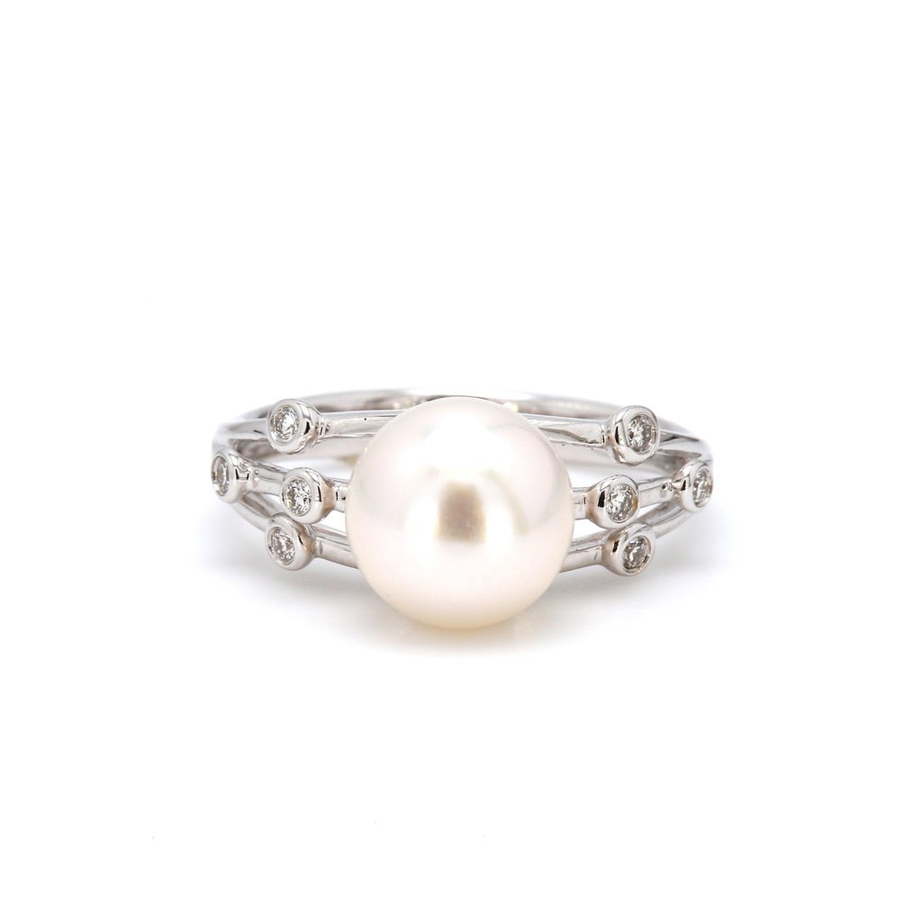 American Jewelry 18k White Gold 8.5-9mm Freshwater Pearl & .09ctw Bezel Diamond Ladies Ring (Size 6)