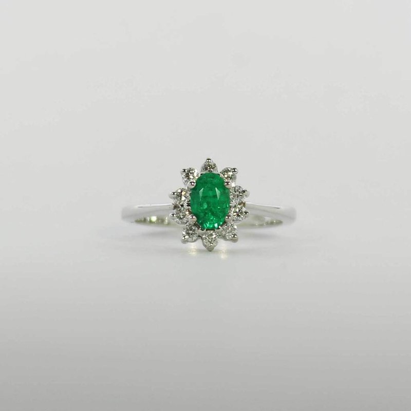 American Jewelry 18k White Gold 3/8ct Oval Emerald & .27ctw Diamond Halo Ladies Ring (Size 6.5)