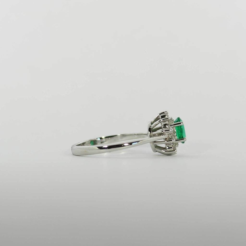 American Jewelry 18k White Gold 3/8ct Oval Emerald & .27ctw Diamond Halo Ladies Ring (Size 6.5)