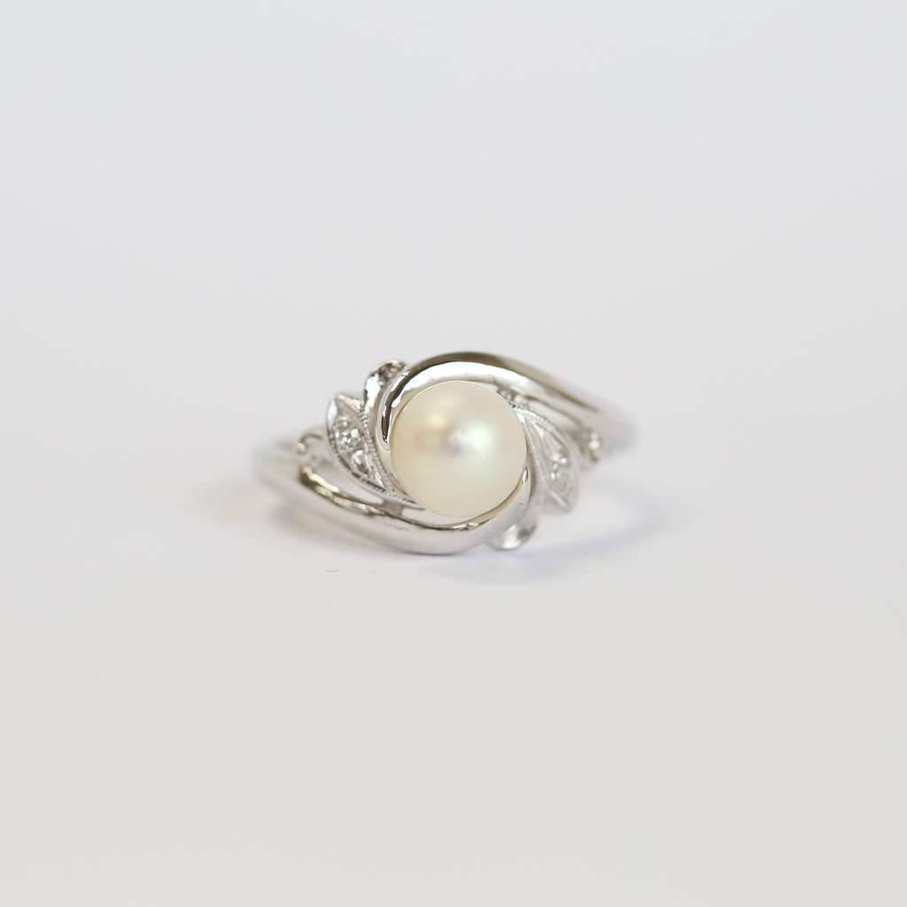 American Jewelry 14K White Gold Pearl & Diamond Accented Estate Ring (Size 5.25)