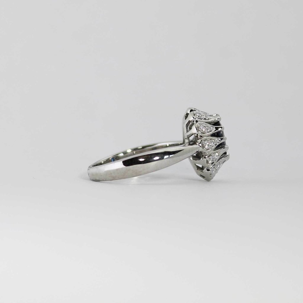 American Jewelry 14k White Gold Oval Blue Sapphire & 1/4ctw Diamond Halo Ladies Ring (Size 6.5)