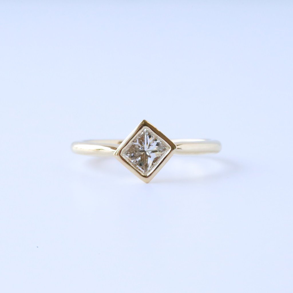 American Jewelry 14K Yellow Gold .70ct Compass Bezel Set Princess Cut Diamond Ring (Size 7)
