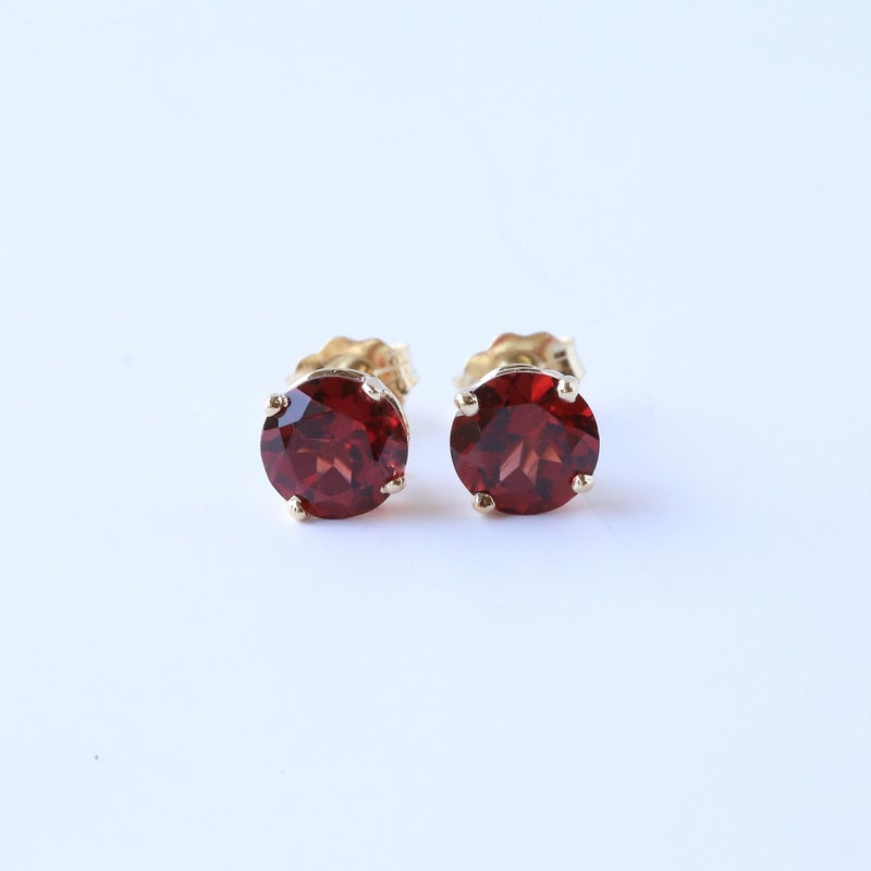 American Jewelry 14K Yellow Gold Garnet Stud Earrings