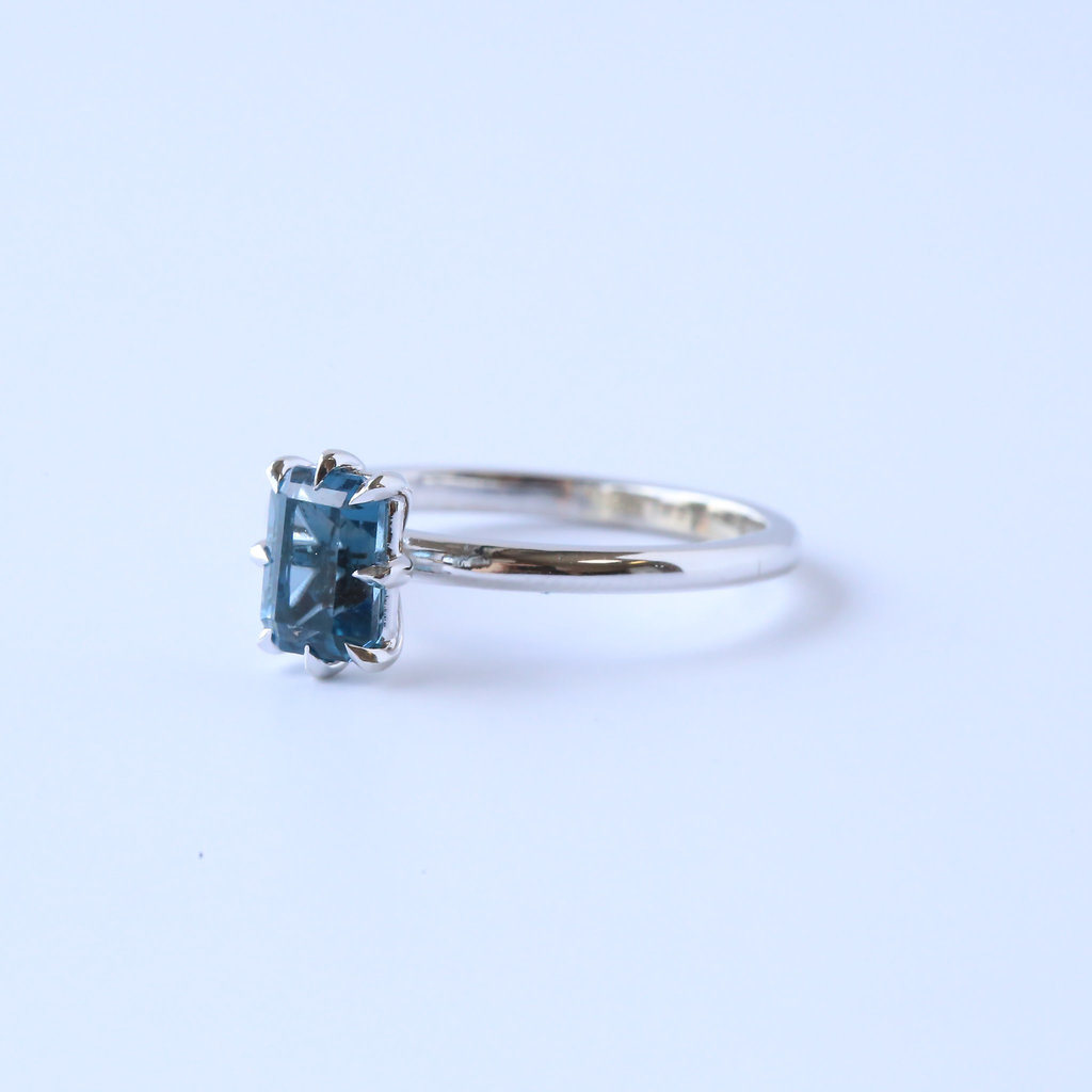 14k White Gold 1.29ct London Blue Topaz Solitaire Ring (size 7)