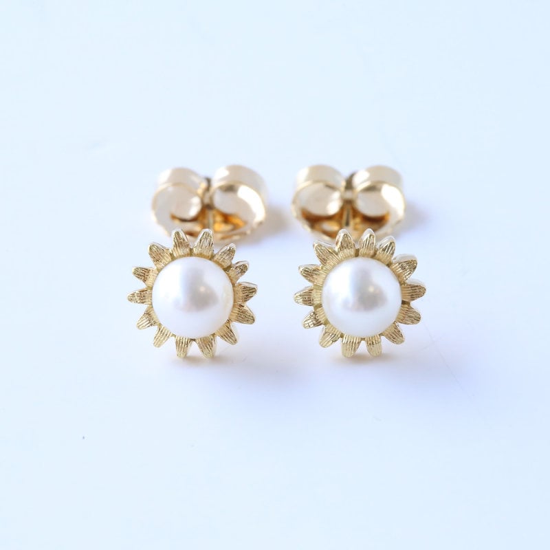 American Jewelry 18K Yellow Gold Pearl Flower Stud Earrings