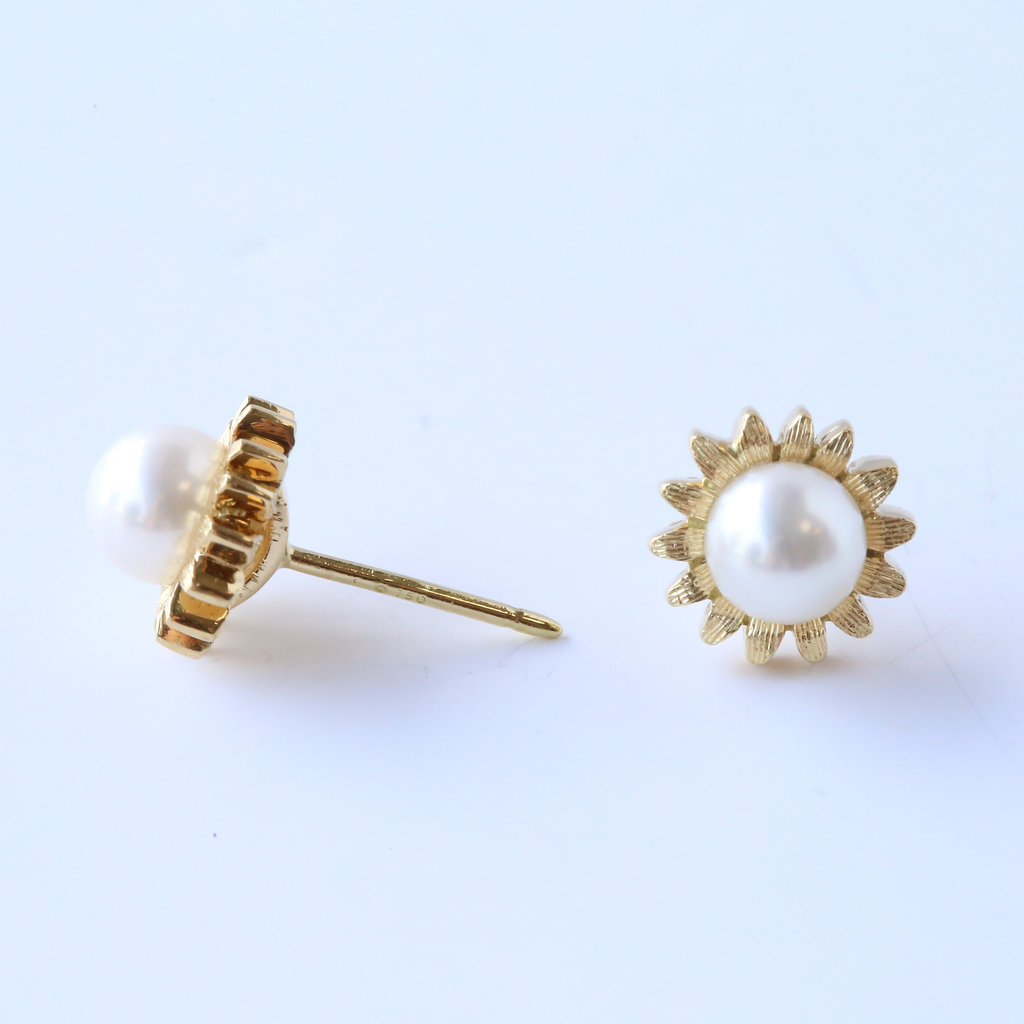 American Jewelry 18K Yellow Gold Pearl Flower Stud Earrings