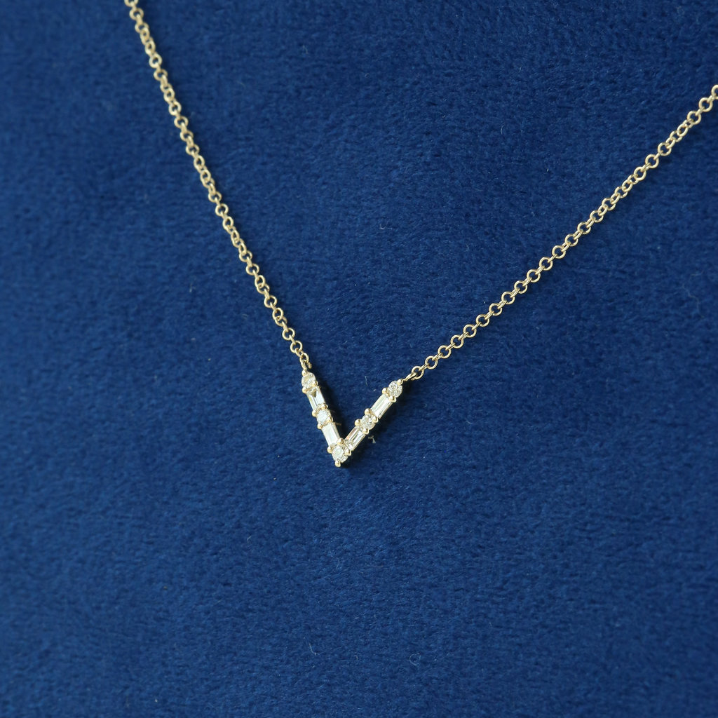 American Jewelry 14K Gold .16ctw Baguette Diamond V Necklace (15-18")