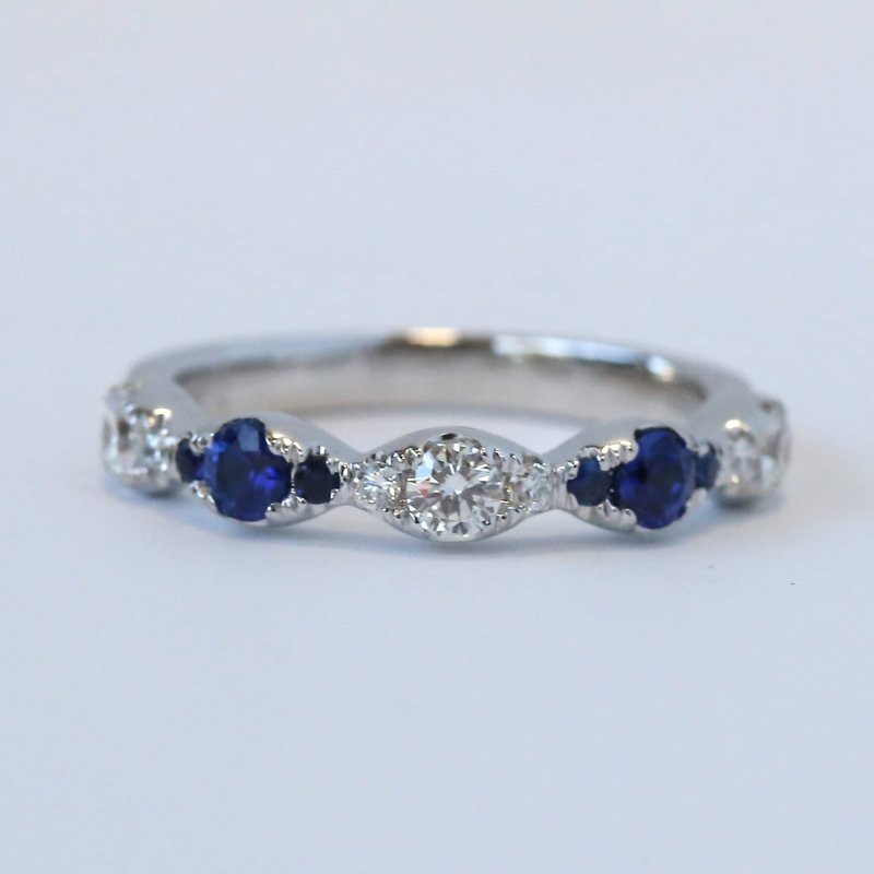 American Jewelry 18k White Gold .50ctw Round Brilliant Diamond & Sapphire Scalloped Stackable Band (Size 6)