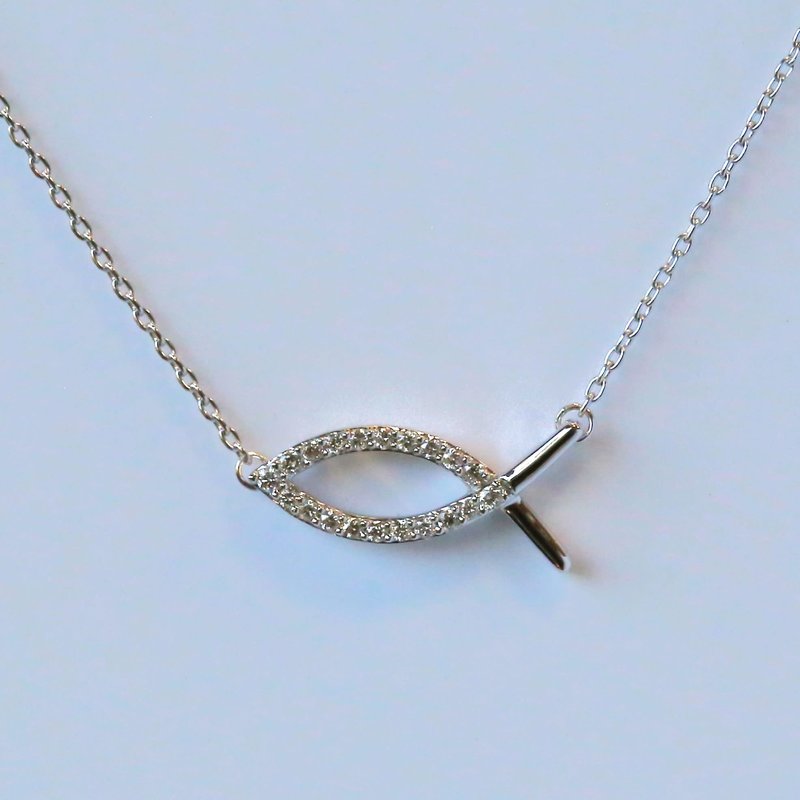 American Jewelry 14k White Gold .10ctw Round Brilliant Diamond Christian Fish Necklace