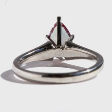 American Jewelry 14k White Gold 1.63ct Lab Grown Alexandrite &.40ctw Round Brilliant Diamond Pear Solitaire Tapered Ring (Size 6.75)