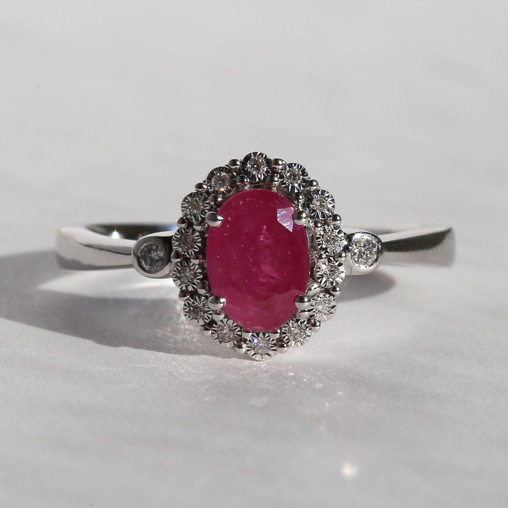 American Jewelry 10k White Gold .08ctw Round Brilliant Diamond Oval Ruby Halo Ring (Size 7)