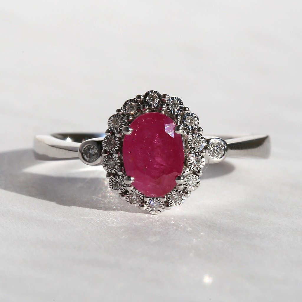 American Jewelry 10k White Gold .08ctw Round Brilliant Diamond Oval Ruby Halo Ring (Size 7)