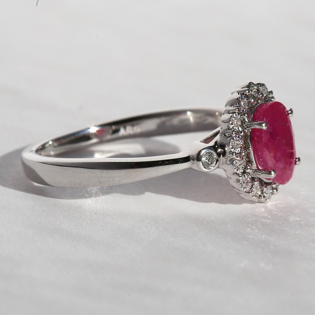 American Jewelry 10k White Gold .08ctw Round Brilliant Diamond Oval Ruby Halo Ring (Size 7)
