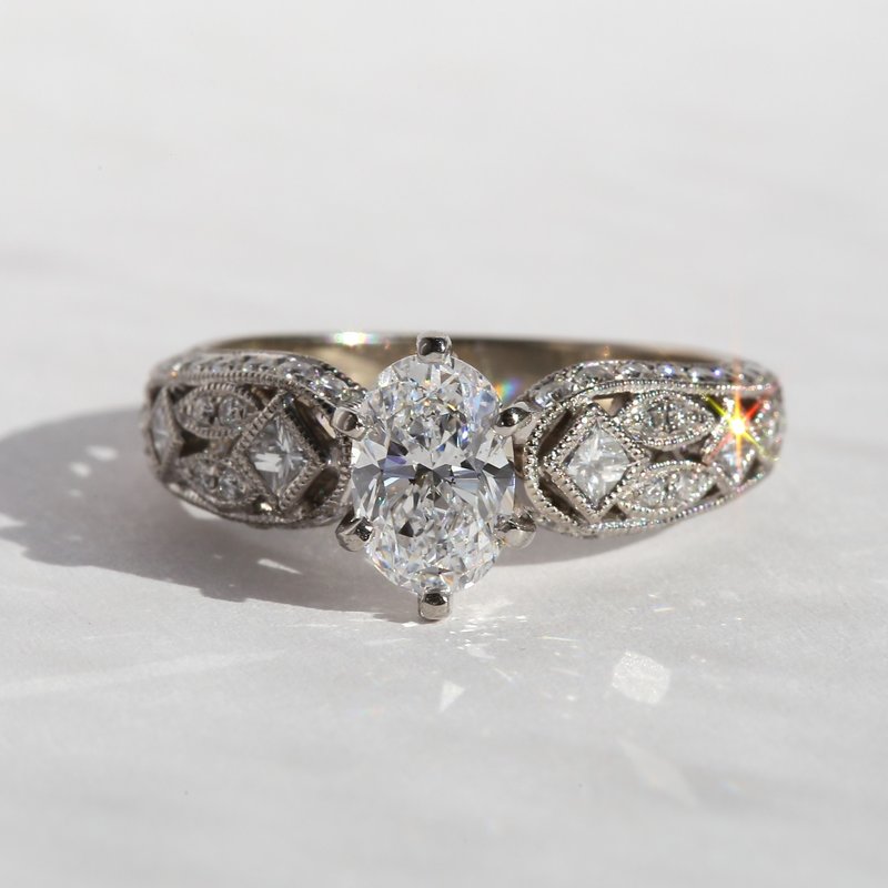 American Jewelry 14k White Gold 1.75ctw (1.04 E/SI1 Ctr) Oval, Princess, & Round Brilliant Diamond Milgrain Engagement Ring (Size 7)