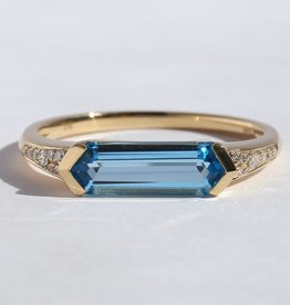 American Jewelry 14k Yellow Gold .08ctw Round Brilliant Diamond Elongated Blue Topaz Ring (Size 7)