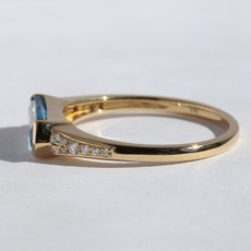 American Jewelry 14k Yellow Gold .08ctw Round Brilliant Diamond Elongated Blue Topaz Ring (Size 7)