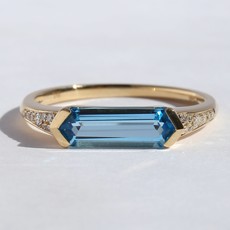 American Jewelry 14k Yellow Gold .08ctw Round Brilliant Diamond Elongated Blue Topaz Ring (Size 7)