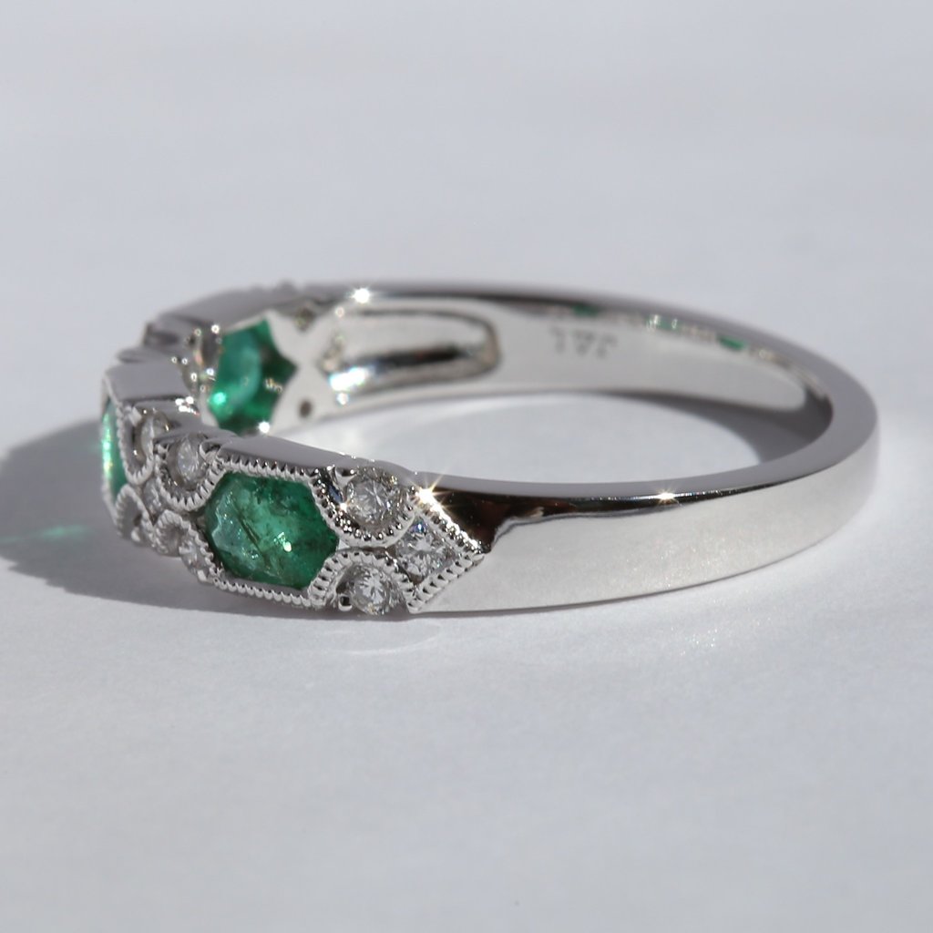 American Jewelry 14k White Gold 1/5ctw Round Brilliant Diamond & Oval Emerald Ring (Size 7)