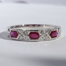 American Jewelry 14k White Gold 1/5ctw Round Brilliant Diamond & Oval Ruby Ring (Size 7)