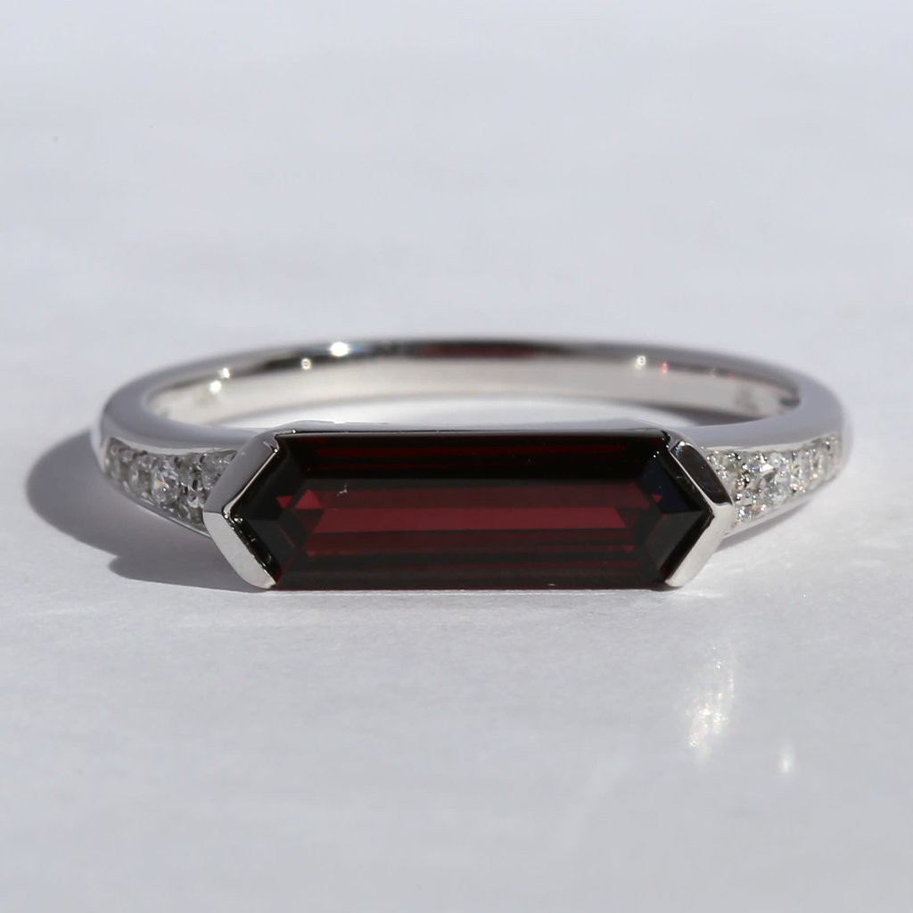 American Jewelry 14k White Gold .08ctw Round Brilliant Diamond & Elongated Garnet Ring (Size 7)