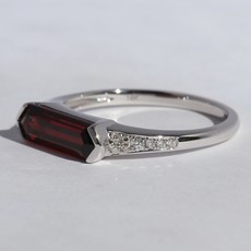 American Jewelry 14k White Gold .08ctw Round Brilliant Diamond & Elongated Garnet Ring (Size 7)