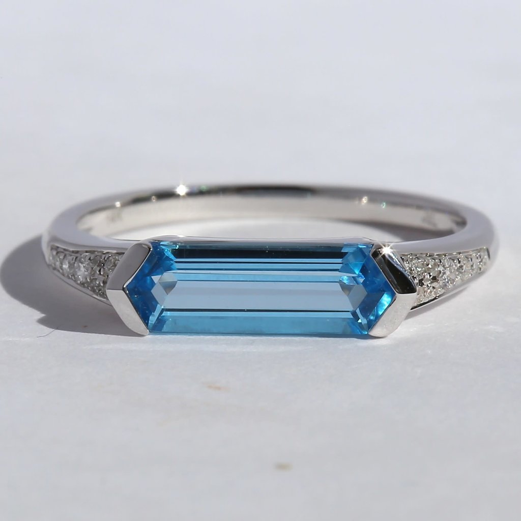 American Jewelry 14k White Gold .08ctw Round Brilliant Diamond & Elongated Blue Topaz Ring (Size 7)