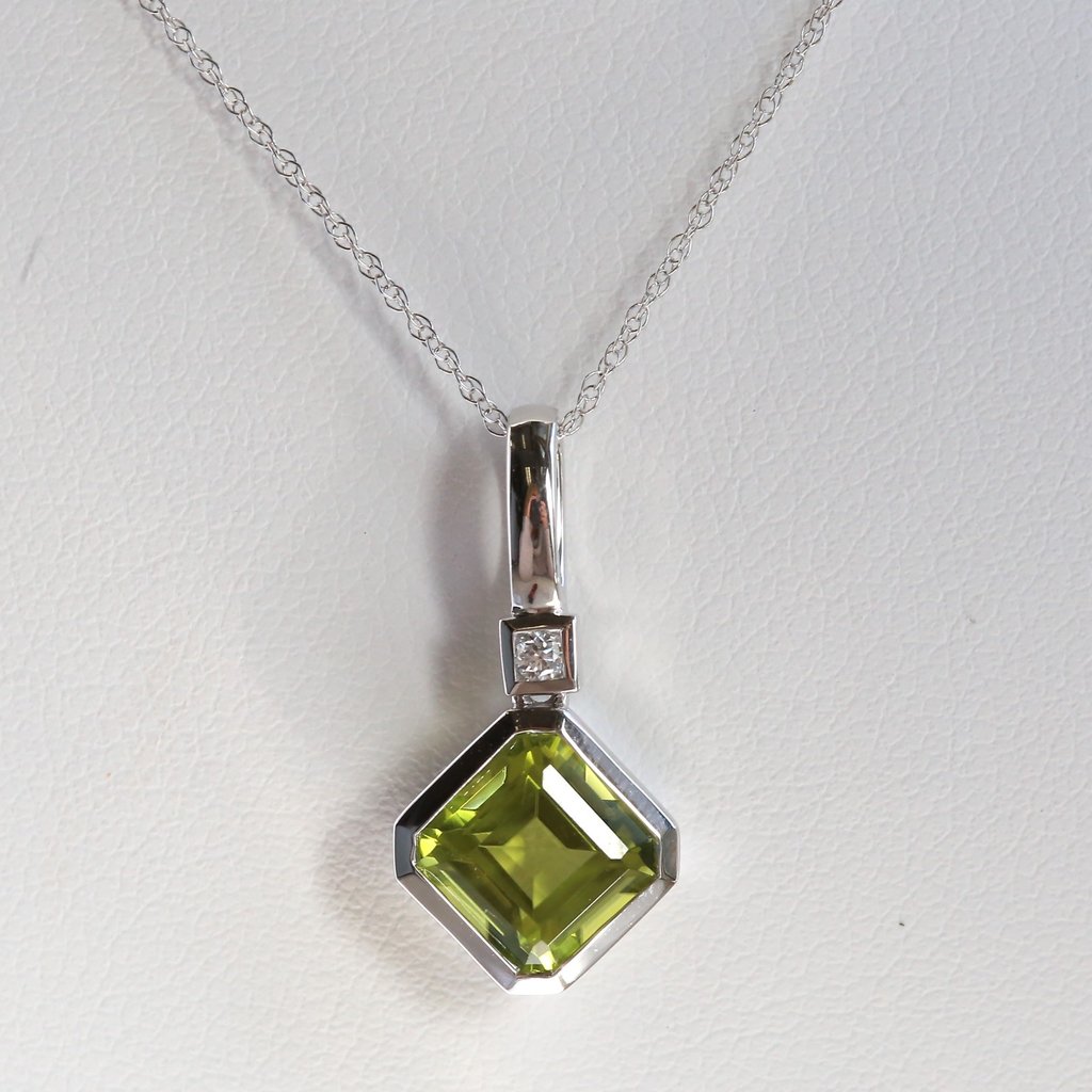 American Jewelry 14k White Gold .03ctw Round Brilliant Diamond & Asscher Cut Peridot Necklace