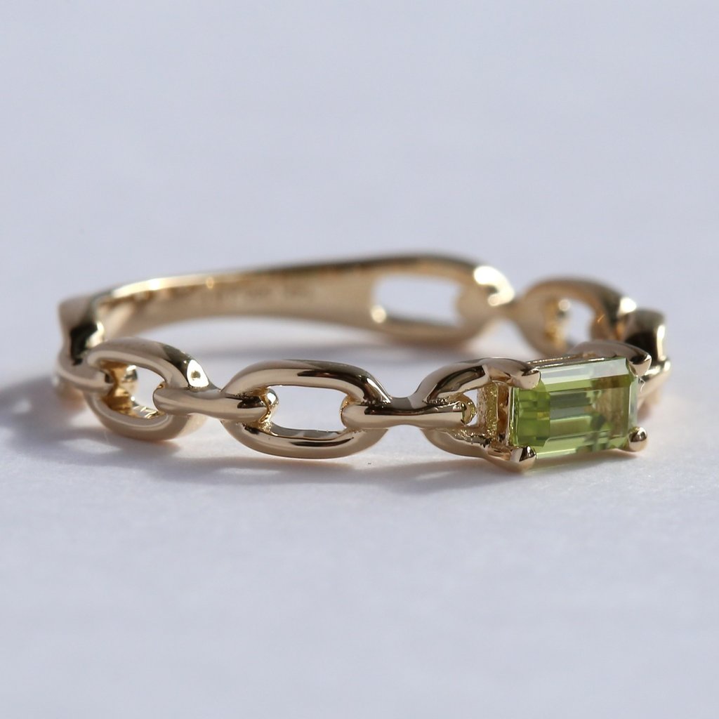 American Jewelry 14k Yellow Gold Emerald Cut Peridot Chain Link Ring (Size 7)