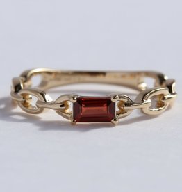 American Jewelry 14k Yellow Gold Emerald Cut Garnet Chain Link Ring (Size 7)