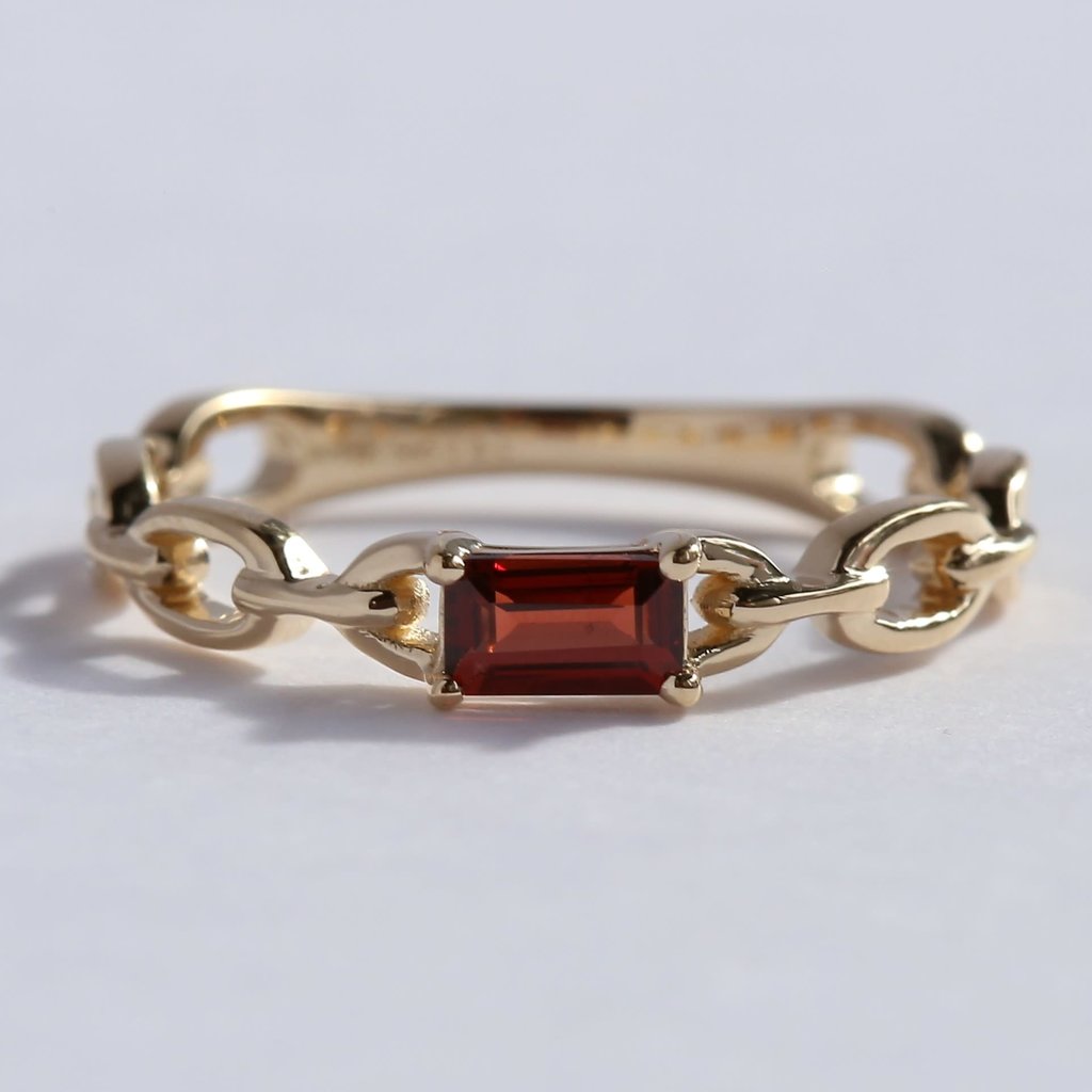 American Jewelry 14k Yellow Gold Emerald Cut Garnet Chain Link Ring (Size 7)