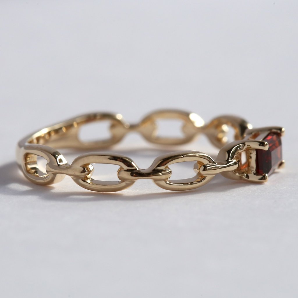 American Jewelry 14k Yellow Gold Emerald Cut Garnet Chain Link Ring (Size 7)
