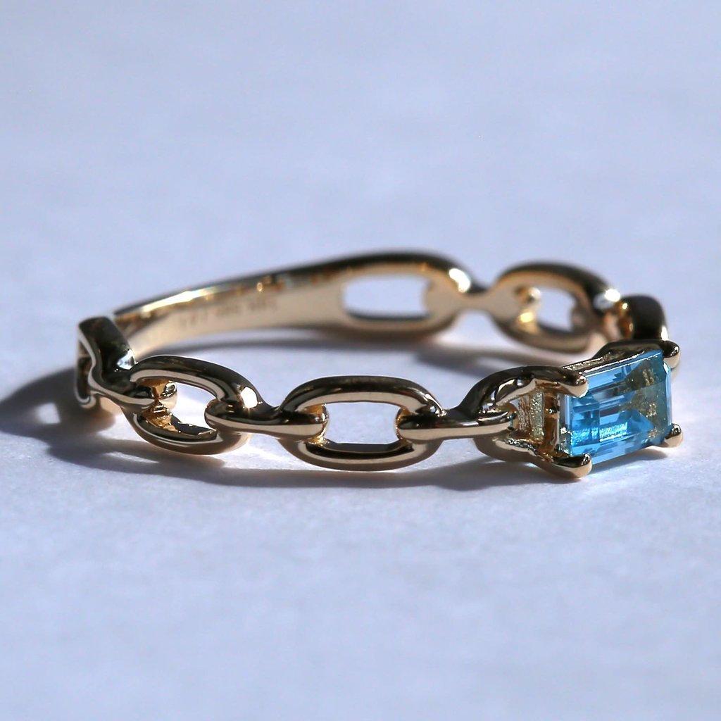 American Jewelry 14k Yellow Gold Emerald Cut Blue Topaz Chain Link Ring (Size 7)