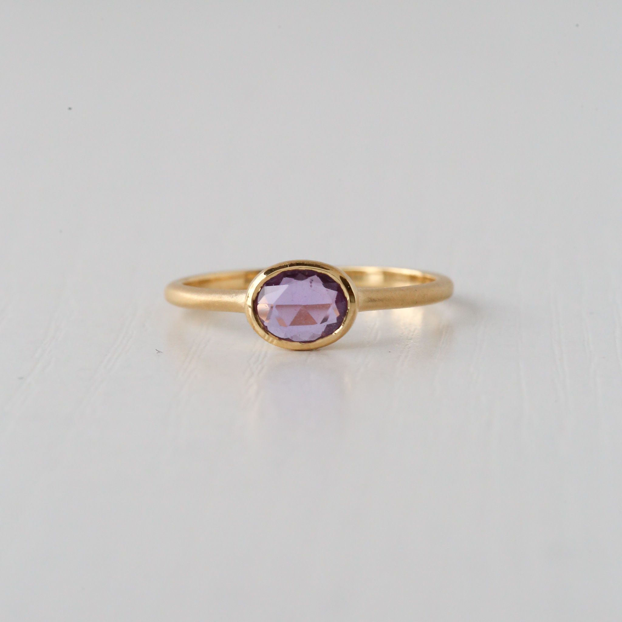 R62- 14K金製紫オーバルカットリング 14k Yellow Gold 1/2ct Sideways Oval Rosecut Purple Sapphire Bezel