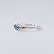 14k White Gold 1/2ct Sideways Oval Rosecut Teal Blue Sapphire Bezel Ring (Size 6.5)