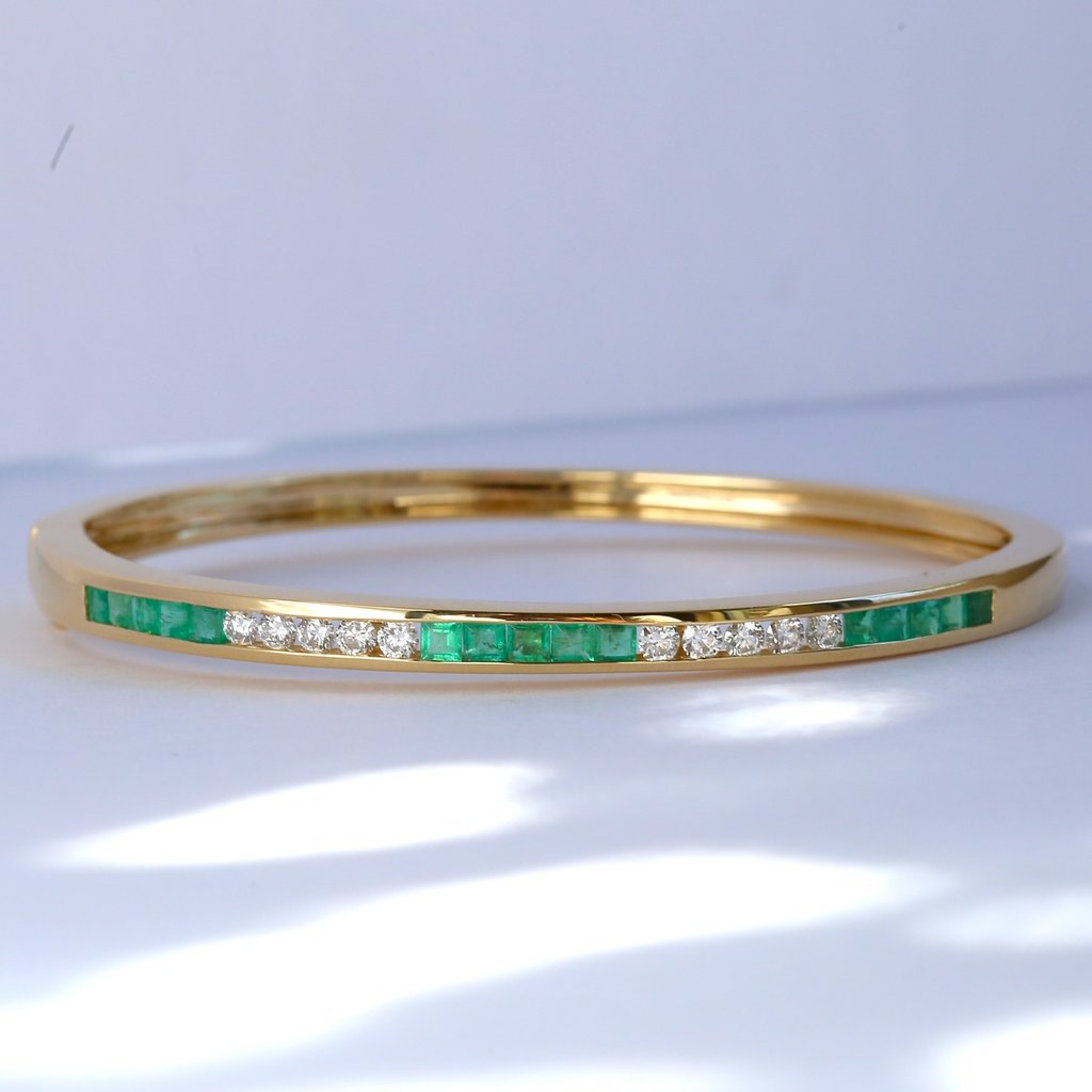 American Jewelry 14k Yellow Gold 1.3ctw Emerald and .63ct Diamond Hinged Bangle Bracelet